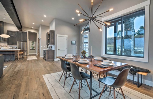 Manson Casa | ¡NUEVO! Lavish Lake Chelan Home w / Pool + Panoramic View