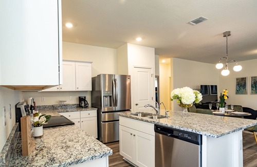 Hutto Casa | Lavishly Decorated 3-Bedroom Home Near Samsung Taylor with King-Sized Bed