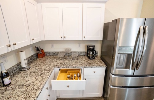 Hutto Casa | Lavishly Decorated 3-Bedroom Home Near Samsung Taylor with King-Sized Bed