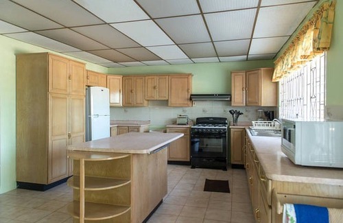 IronShore Estates Apartamento | Lawrence Pool House