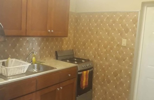 IronShore Estates Apartamento | Lawrence Pool House