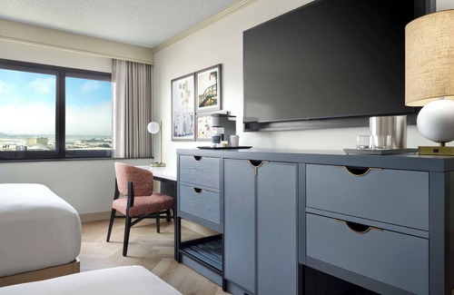 Los Angeles Hotel | LAX Comfort for Families | Pet-Friendly, Shuttle, Pool, Close to Attractions