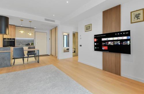 Aviatiei Apartamento | LAX Designer, Oasis city skyline views, Parking