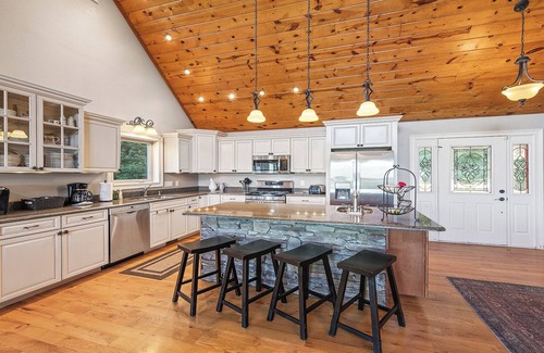 Waynesville Casa | Layered Mtn Views, Privacy, Firepit, HOT TUB, High Speed Wifi, Game Room.