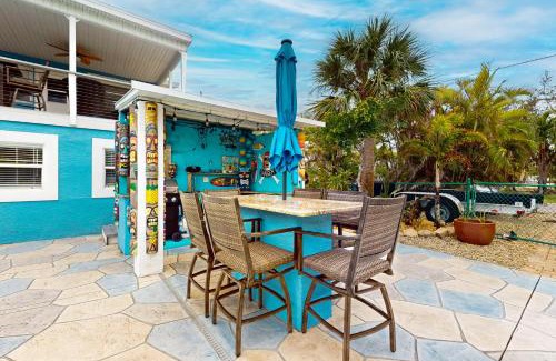 Mid Island Casa | Laze Away