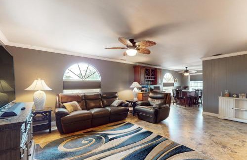 Mid Island Casa | Laze Away