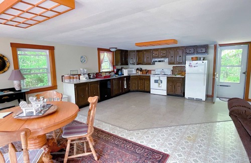 Nobleboro Casa | LAZY ACRES COTTAGE | LAKEFRONT | 2 Bed, 1 Bath