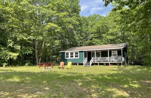 Nobleboro Casa | LAZY ACRES COTTAGE | LAKEFRONT | 2 Bed, 1 Bath