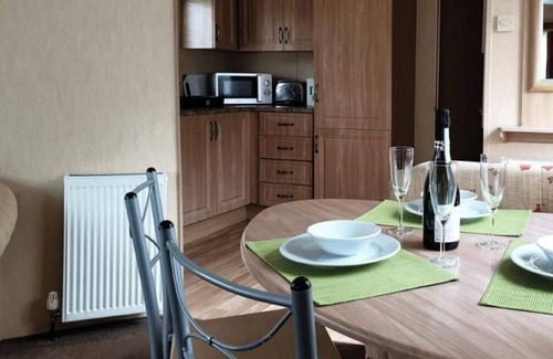 Hamworthy Casa | Lazy Bear 25 Arne View Seaside home with great views, full kitchen&strong Wi-Fi.