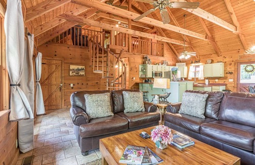 Clarkesville Cabina | Lazy Bear Cabin | Secluded Year-Round Mountain View, Hot Tub, Fire Pit, Games