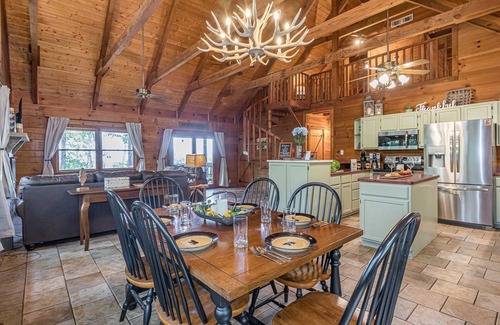 Clarkesville Cabina | Lazy Bear Cabin | Secluded Year-Round Mountain View, Hot Tub, Fire Pit, Games