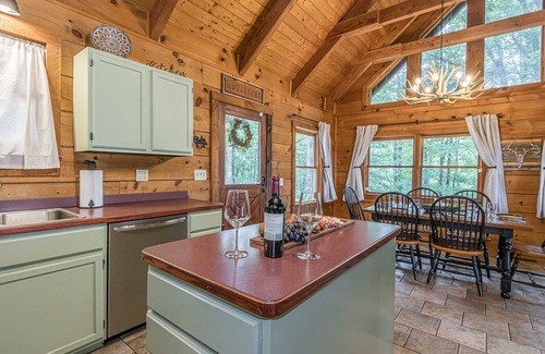Clarkesville Cabina | Lazy Bear Cabin | Secluded Year-Round Mountain View, Hot Tub, Fire Pit, Games