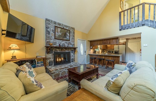 Helen Cabina | Lazy Bear Cottage | 3BR 3BA Creek Front Retreat | Game Room | Hot Tub | Creek