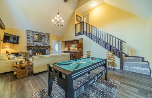 Helen Cabina | Lazy Bear Cottage | 3BR 3BA Creek Front Retreat | Game Room | Hot Tub | Creek