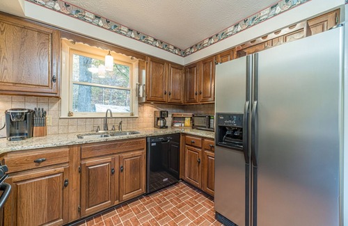 Helen Cabina | Lazy Bear Cottage | 3BR 3BA Creek Front Retreat | Game Room | Hot Tub | Creek