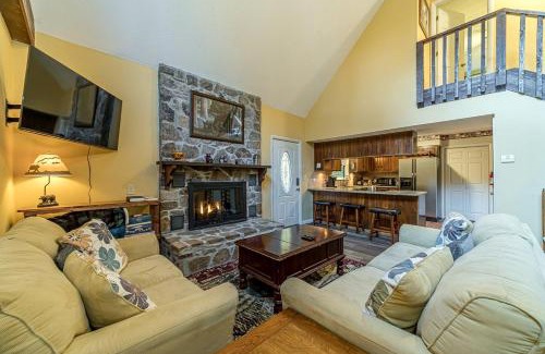 Helen Casa | Lazy Bear Cottage With Hot Tub