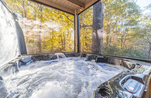 Helen Casa | Lazy Bear Cottage With Hot Tub