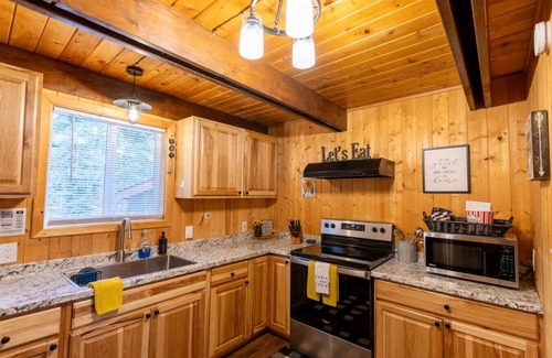 Meadow View Heights Cabina | Lazy Bear Lodge! New Spa Installed!