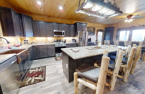 Walland Cabina | Lazy Bear Lodge (5-Bedroom Cabin) with Pool and Mountain view by RedAwning