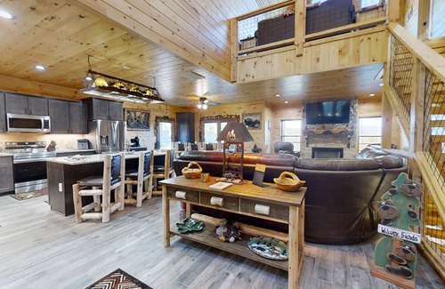 Walland Cabina | Lazy Bear Lodge: Free Attraction Tickets, Hot Tub & Theater Room