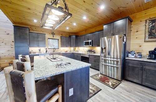 Walland Cabina | Lazy Bear Lodge: Free Attraction Tickets, Hot Tub & Theater Room