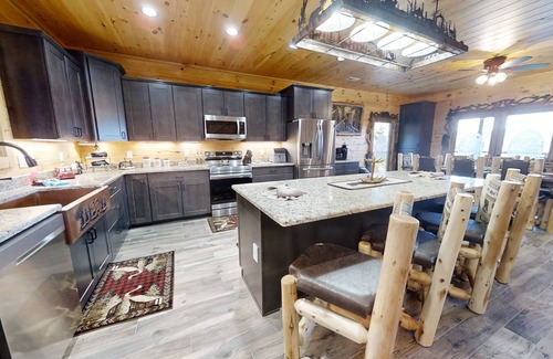 Walland Cabina | Lazy Bear Lodge: Free Attraction Tickets, Hot Tub & Theater Room