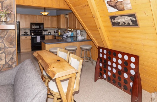 Florissant Cabina | 'Lazy Bear Lodge' in Florissant w/ Mountain Views!