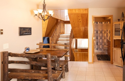 Florissant Cabina | 'Lazy Bear Lodge' in Florissant w/ Mountain Views!