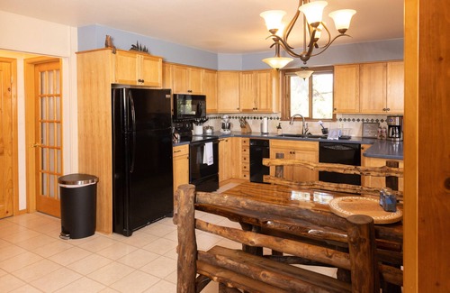 Florissant Cabina | 'Lazy Bear Lodge' in Florissant w/ Mountain Views!