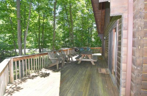 Berkeley Springs Chalet De Esquí | Lazy Bear Retreat - Wifi, Pet Friendly, Grill, Fire Pit, Fireplace, Deck, Golf, Hiking