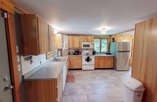 Greenville Cabaña | Lazy Cove Cottage (Waterfront on Moosehead Lake!)