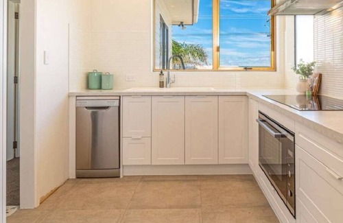 Bay of Plenty Region Cabaña | Lazy days beach front cottage