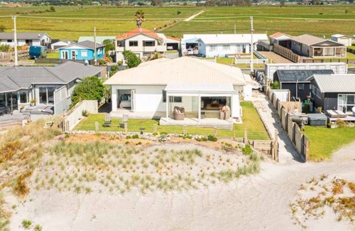 Bay of Plenty Region Cabaña | Lazy days beach front cottage