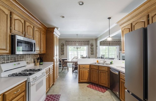 Leesville Casa | Lazy Days on Lakeshore - Private Dock, Kayaks SUP, Arcades and more