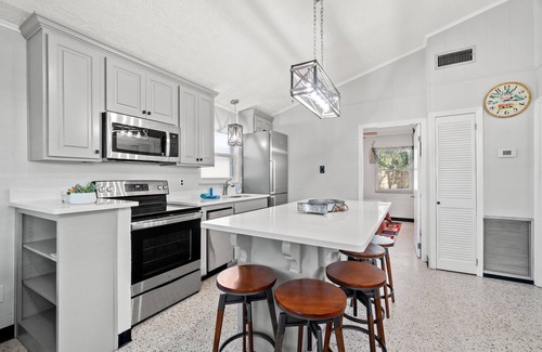 Bid-a-wee Beach Cabaña | Lazy Dayz - Bid-A-Wee 2 bed\2 bath , 1 block from PRIVATE BEACH