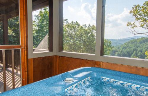 Jefferson Casa | Lazy Dog Log Cabin, Hot Tub, Fishing Lake, New River Access, Foosball