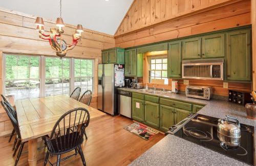 Jefferson Casa | Lazy Dog Log Cabin, Hot Tub, Fishing Lake, New River Access, Foosball