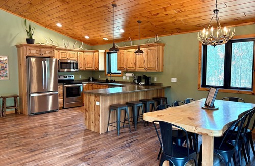 Wisconsin Dells Casa | Lazy Elk Lodge Luxury Cabin Game Room Fire Pit
