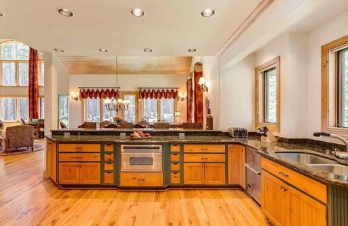 Warrior's Mark West Casa | Lazy Fox Lodge in National Forest