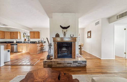 Diamond Bell Ranch Casa | LAZY H BAR RANCH ESTATE, 3 /2, AC, Pool, Hot Tub, BBQ, Horses and Dogs Welcome!
