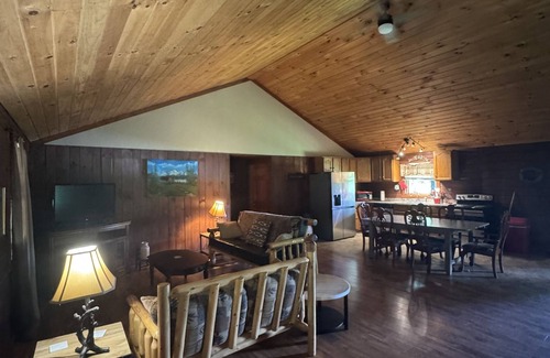 McArthur Cabina | Lazy Lane Cabins - Rustic Way