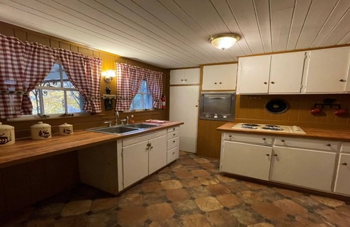 Chimney Rock Cabina | Lazy Lodge with Waterfall View. Perfect for family, deck, pool table, foosball.