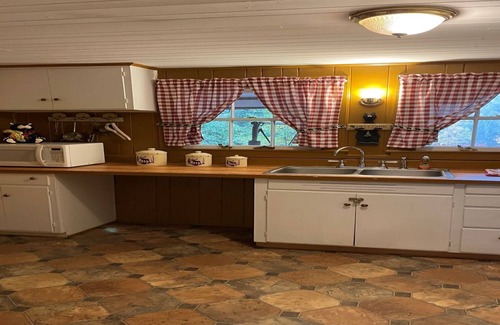 Chimney Rock Cabina | Lazy Lodge with Waterfall View. Perfect for family, deck, pool table, foosball.