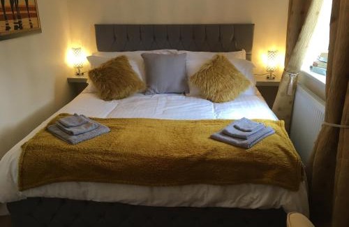 Oakham Casa | Lazy Nest - Sleeps 4 Parking Garden & Hammocks