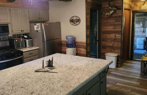 Gerlaw Cabina | Lazy Oaks: Charming cabin on pond with A/C in delightful Little York, Illinois