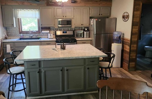 Gerlaw Cabina | Lazy Oaks: Charming cabin on pond with A/C in delightful Little York, Illinois