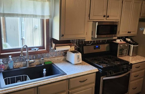 Gerlaw Cabina | Lazy Oaks: Charming cabin on pond with A/C in delightful Little York, Illinois