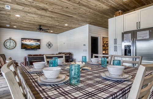 Kodak Cabina | Lazy River Cabin, Hot Tub, $1089 FREE tickets each paid day, Dollywood and More!