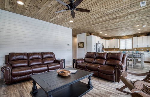 Kodak Cabina | Lazy River Cabin, Hot Tub, $1089 FREE tickets each paid day, Dollywood and More!