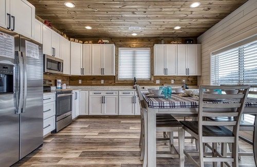Kodak Cabina | Lazy River Cabin, Hot Tub, $1089 FREE tickets each paid day, Dollywood and More!